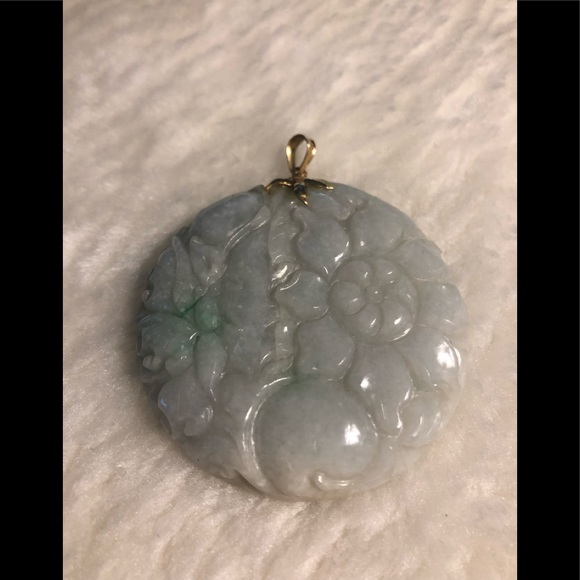 Jewelry - Exquisitely detailed piece of jade 14k clasp Jewelry - Exquisitely detailed piece of jade 14k clasp
